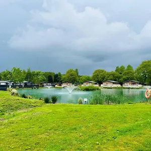 Waterside Retreat With Hot Tub , Pocklington United Kingdom